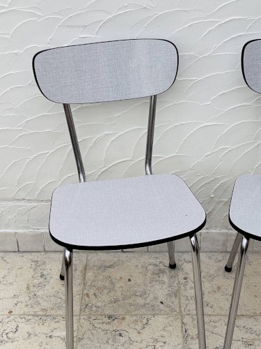 Deux chaises en Formica