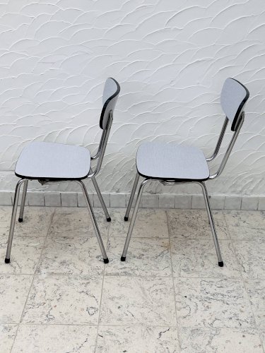 Deux chaises en Formica