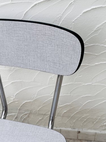 Deux chaises en Formica