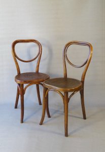 Deux chaises Thonet Cœur N°28, vers 1925, bistro Bois courbé