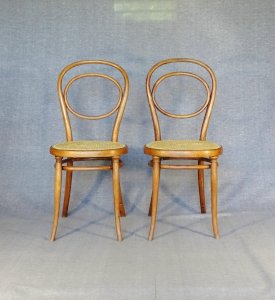 Two Thonet No. 10 chairs from 1870 as a pair, ready for use.