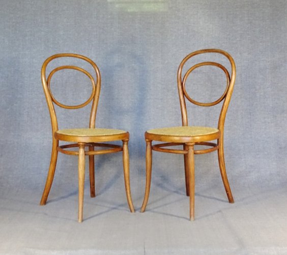 Deux chaises Thonet N°10 de 1870 en paire, prêtes au service.