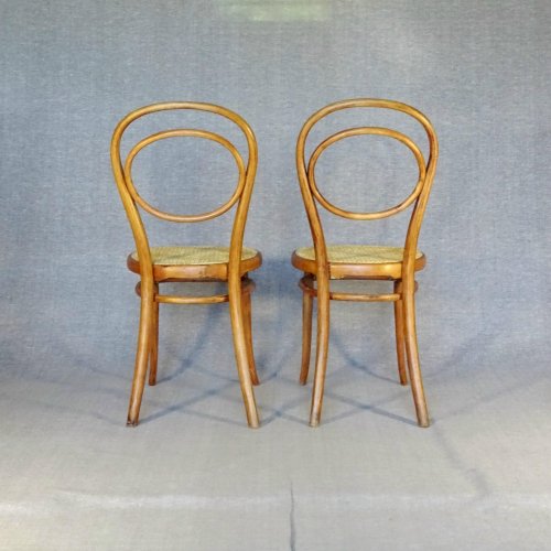 Deux chaises Thonet N°10 de 1870 en paire, prêtes au service.