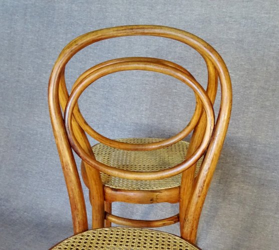 Deux chaises Thonet N°10 de 1870 en paire, prêtes au service.