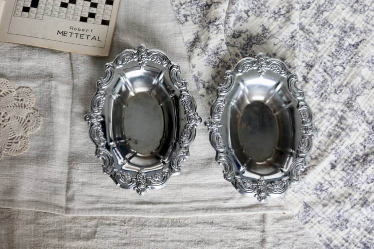 Deux coupelles ovales vintage métal argenté à décor baroque - Style rocaille