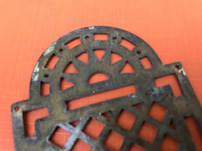 Deux demi plaques anciennes de propreté Patine d' origine Laiton ajouré  