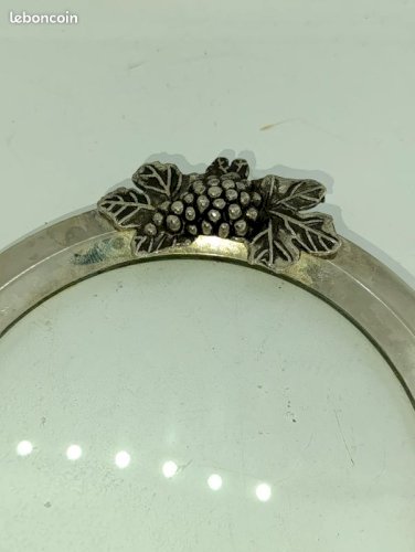 Deux dessous de bouteilles en metal argente et verre a decor de raisin en bon etat (made in chiner)