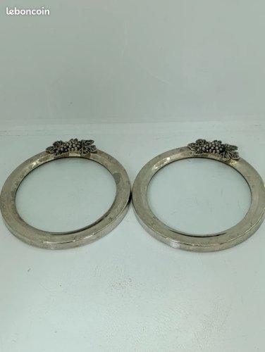 Deux dessous de bouteilles en metal argente et verre a decor de raisin en bon etat (made in chiner)