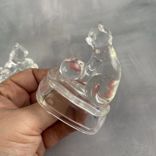 Deux petites figurine statuette chat jouant avec une balle / ballon en cristal