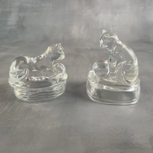 Deux petites figurine statuette chat jouant avec une balle / ballon en cristal