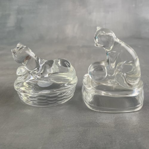 Deux petites figurine statuette chat jouant avec une balle / ballon en cristal