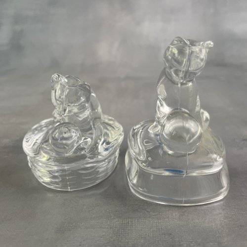 Deux petites figurine statuette chat jouant avec une balle / ballon en cristal