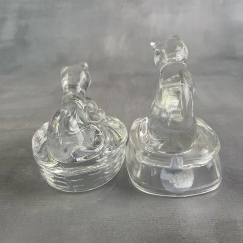 Deux petites figurine statuette chat jouant avec une balle / ballon en cristal