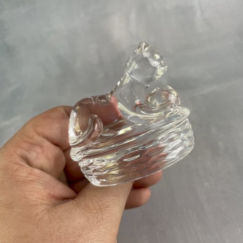 Deux petites figurine statuette chat jouant avec une balle / ballon en cristal