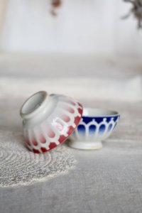 Deux petits bols vintage en faïence rouge et bleue