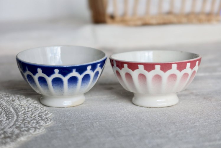 Deux petits bols vintage en faïence rouge et bleue