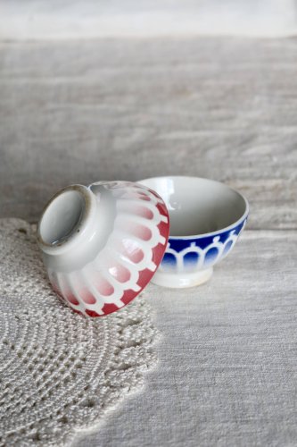 Deux petits bols vintage en faïence rouge et bleue