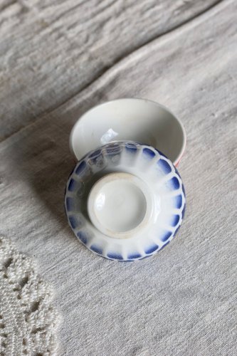 Deux petits bols vintage en faïence rouge et bleue