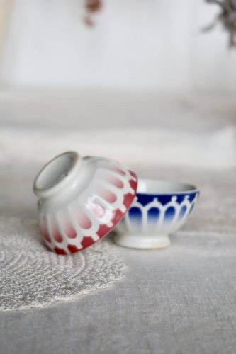 Deux petits bols vintage en faïence rouge et bleue
