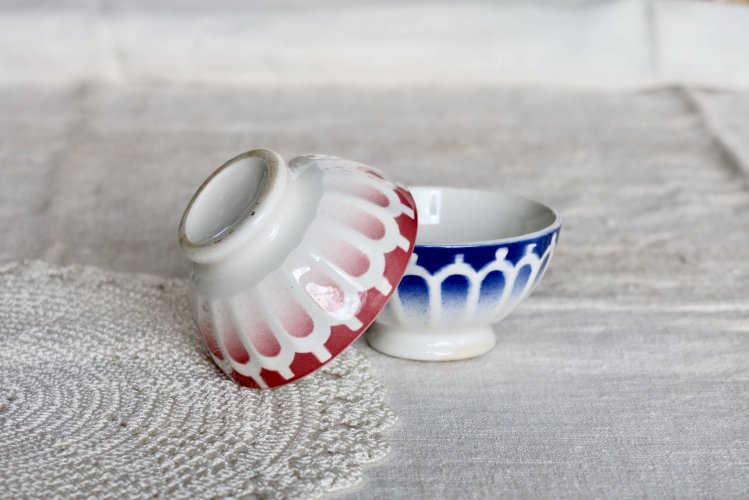 Deux petits bols vintage en faïence rouge et bleue