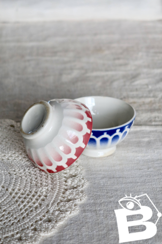 Deux petits bols vintage en faïence rouge et bleue