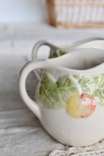 Deux petits pichets vintage barbotine – Motif cerises