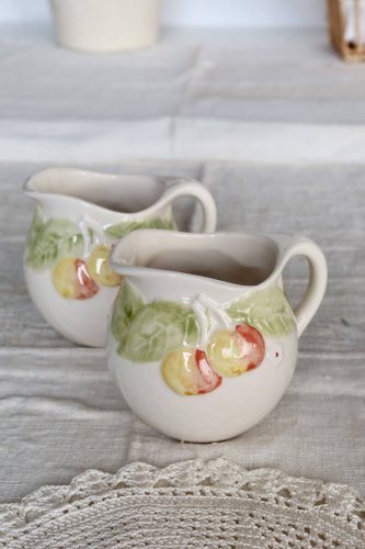 Deux petits pichets vintage barbotine – Motif cerises