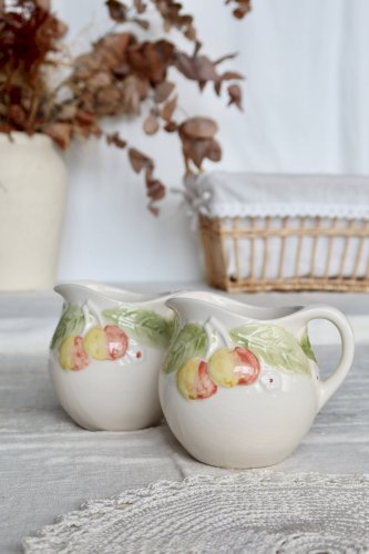 Deux petits pichets vintage barbotine – Motif cerises