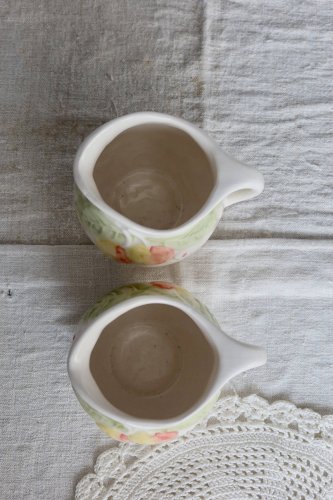 Deux petits pichets vintage barbotine – Motif cerises