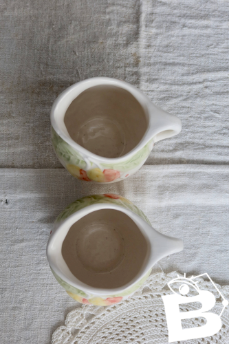 Deux petits pichets vintage barbotine – Motif cerises