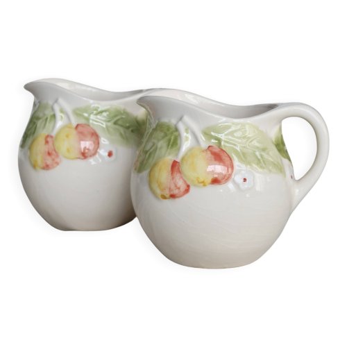 Deux petits pichets vintage barbotine – Motif cerises