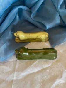 Deux porte couteau en faïence