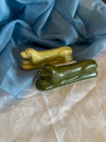 Deux porte couteau en faïence