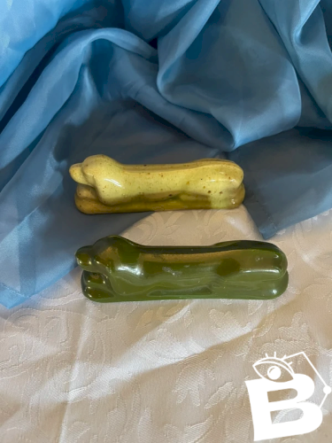 Deux porte couteau en faïence