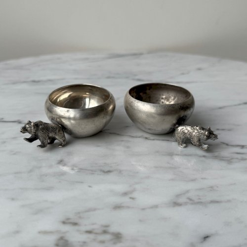 Deux salières poivrières en argent avec une prise en forme d'ours M3984