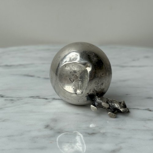 Deux salières poivrières en argent avec une prise en forme d'ours M3984
