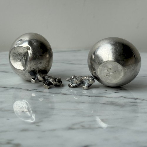 Deux salières poivrières en argent avec une prise en forme d'ours M3984