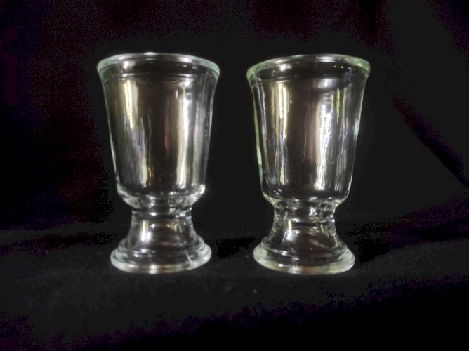 Deux verres à liqueur de bistrot, pied court