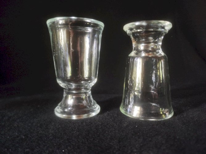 Deux verres à liqueur de bistrot, pied court