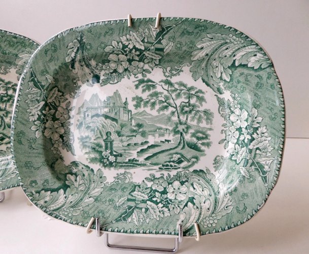 Deux Plats de service, Poterie anglaise Devon, décor Campagne et Château 