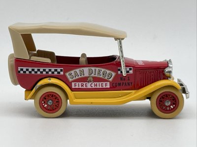 DG7DC-9 San Diego Fire Chief 1/43 Lledo Classic Car