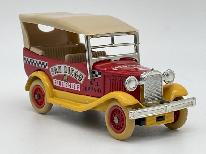 DG7DC-9 San Diego Fire Chief 1/43 Lledo Classic Car