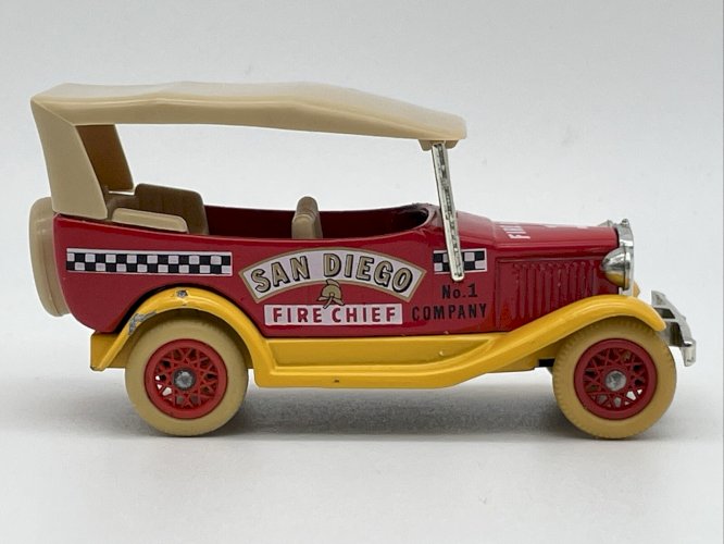 DG7DC-9 San Diego Fire Chief 1/43 Lledo Classic Car