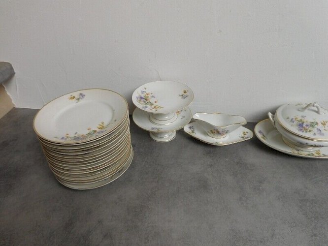 DINETTE DE 36 PIECES POUR POUPEE DE GRANDE TAILLE EN PORCELAINE