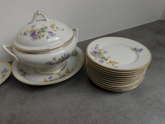DINETTE DE 36 PIECES POUR POUPEE DE GRANDE TAILLE EN PORCELAINE