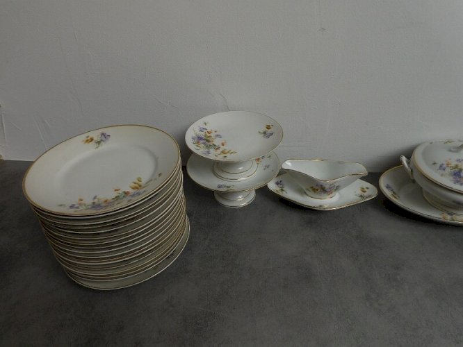 DINETTE DE 36 PIECES POUR POUPEE DE GRANDE TAILLE EN PORCELAINE