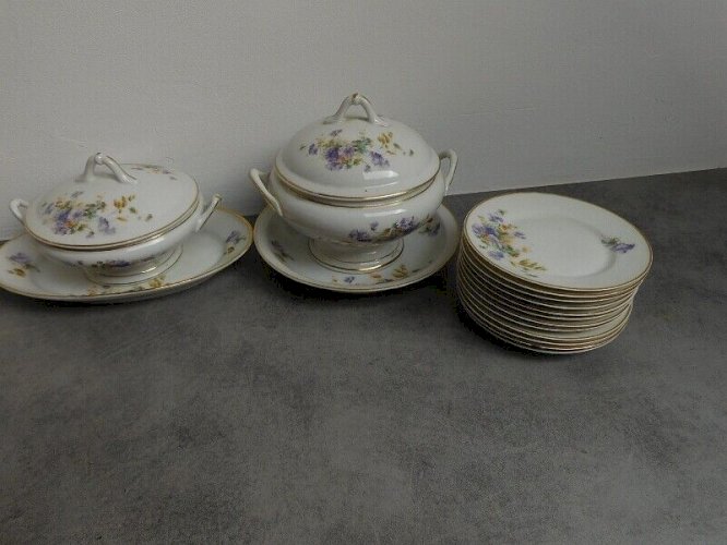 DINETTE DE 36 PIECES POUR POUPEE DE GRANDE TAILLE EN PORCELAINE