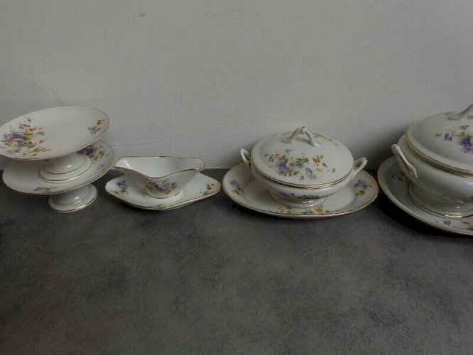 DINETTE DE 36 PIECES POUR POUPEE DE GRANDE TAILLE EN PORCELAINE