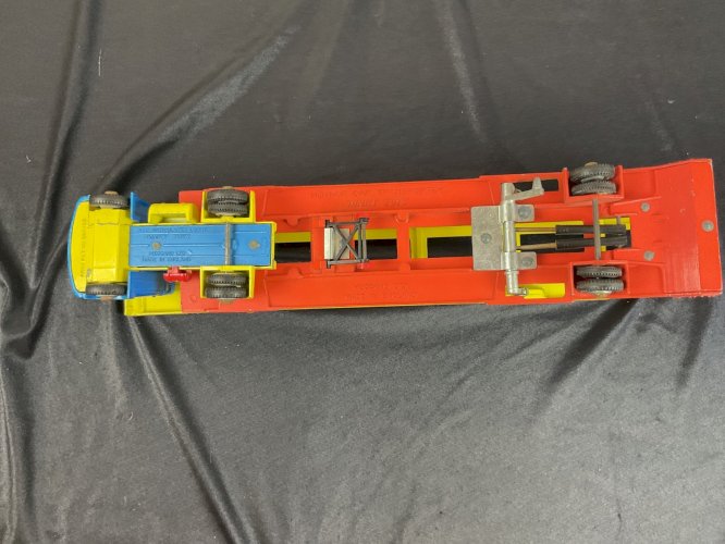 Dinky Toys AEC Articulated Lorry Camion et Hoynor Car Transporter anglais.