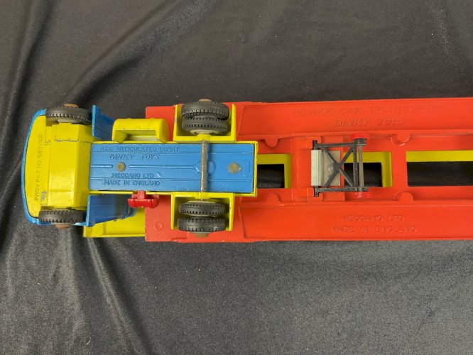 Dinky Toys AEC Articulated Lorry Camion et Hoynor Car Transporter anglais.